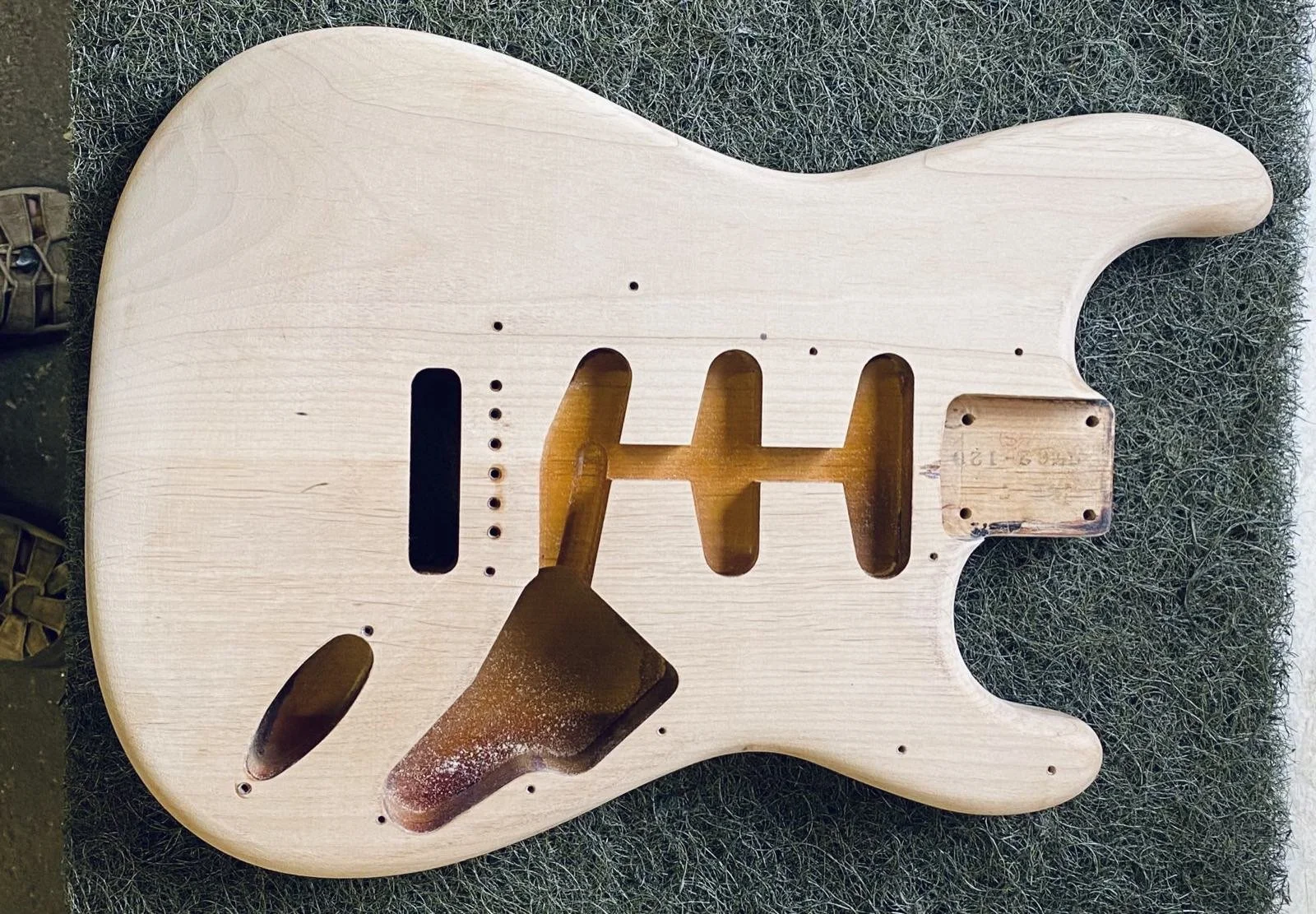 Fender JAPAN ストラトキャスター stratocaster ボディラッカー再塗装